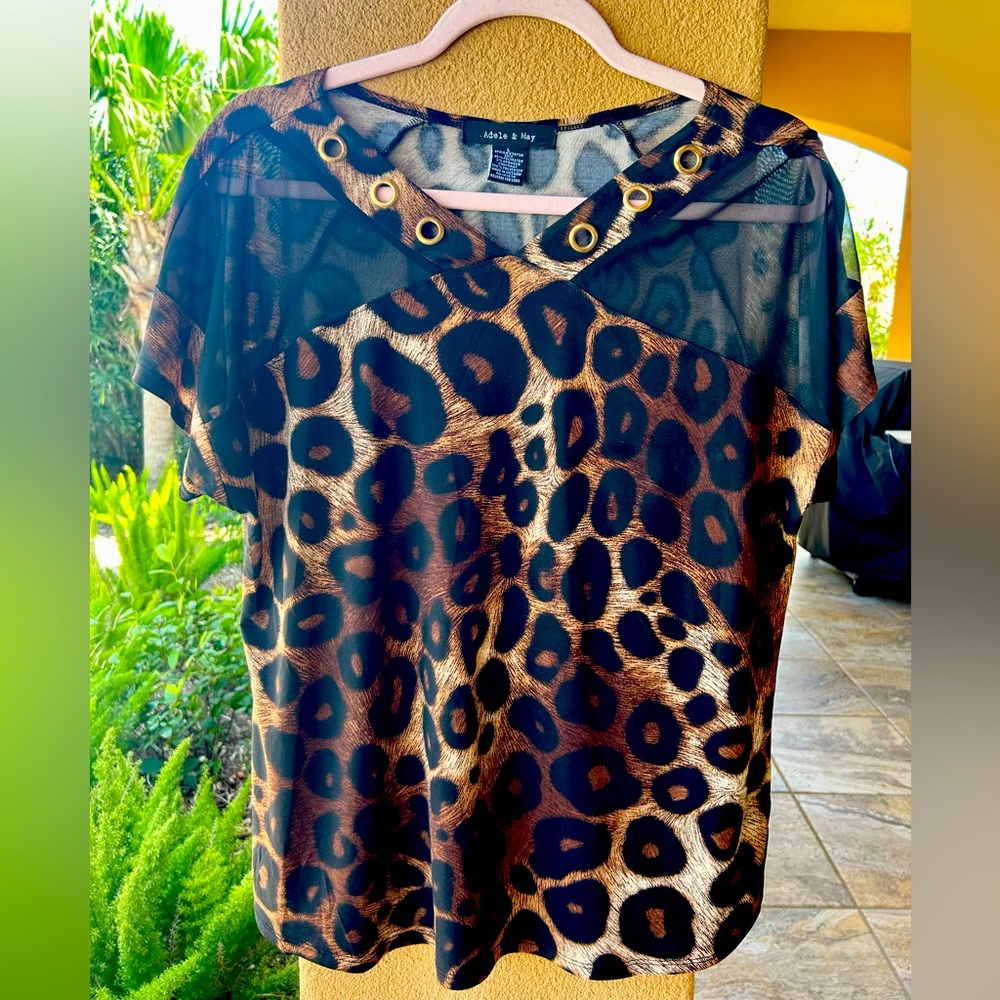 CUTE CUTE Leopard Cheetah Top Gold Gromments Size Large NWOT